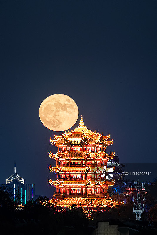 十五的月亮爬上了古建筑地标黄鹤楼楼顶图片素材