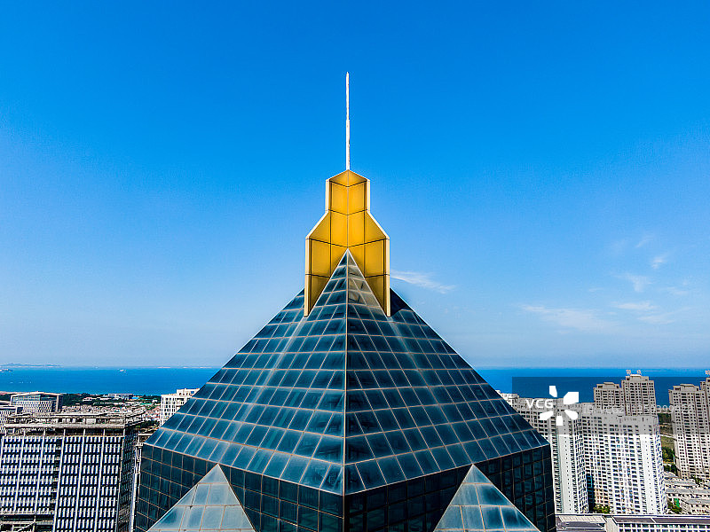 山东烟台高新区农商银行 高楼金顶图片素材