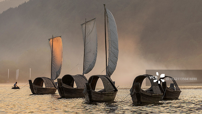 浙江丽水莲都古堰画乡江面上夕阳时的帆船图片素材