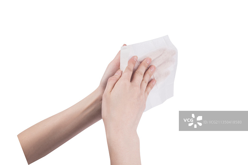 手拿着含酒精的消毒湿巾，在擦拭物品图片素材