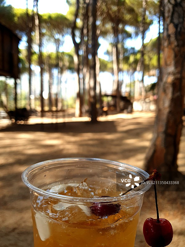 桌上饮料的特写镜头图片素材