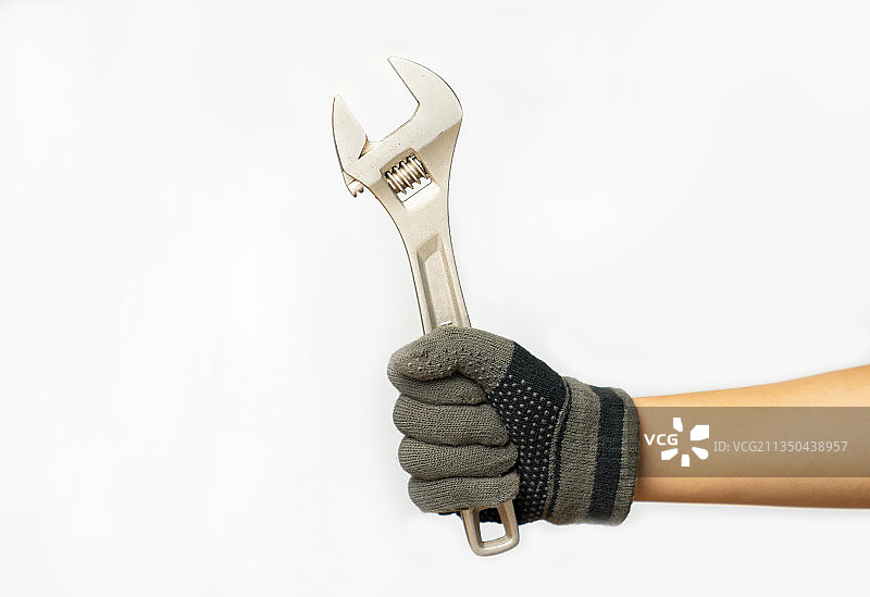 在泰国，手持扳手的裁剪照片图片素材