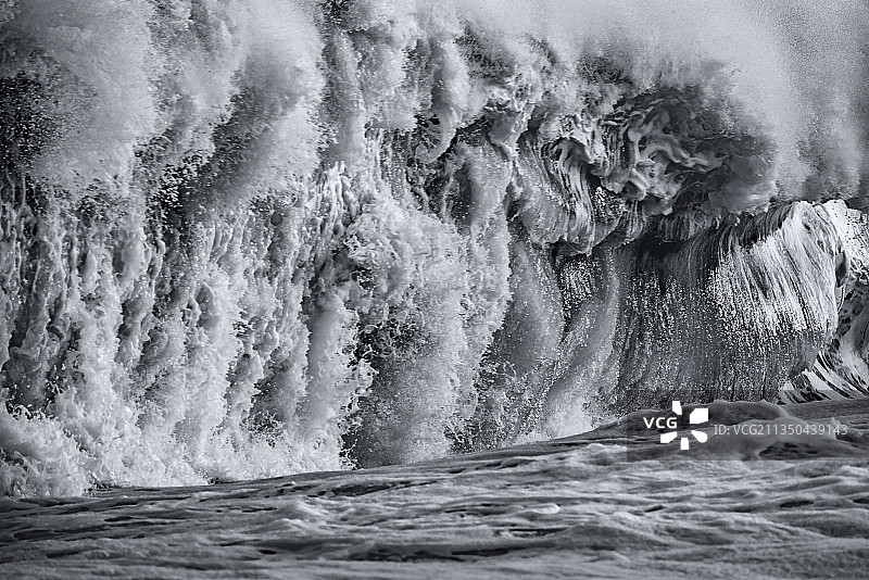 海浪拍打岩石的景色图片素材