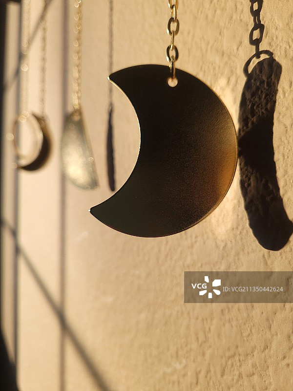 墙上悬挂的装饰品特写图片素材