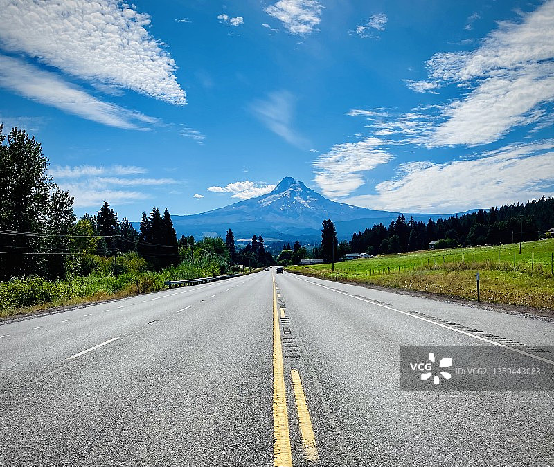 空旷的道路，树木掩映着天空图片素材