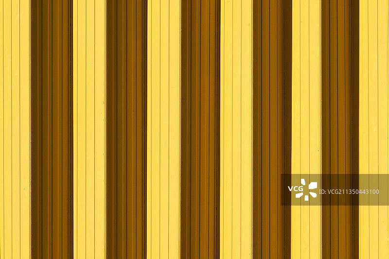 黄色瓦楞铁的完整画面图片素材