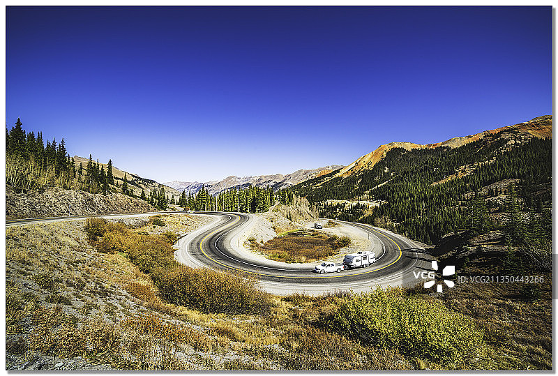 美国科罗拉多州锡尔弗顿的蓝色天空下的山路（高角度）图片素材