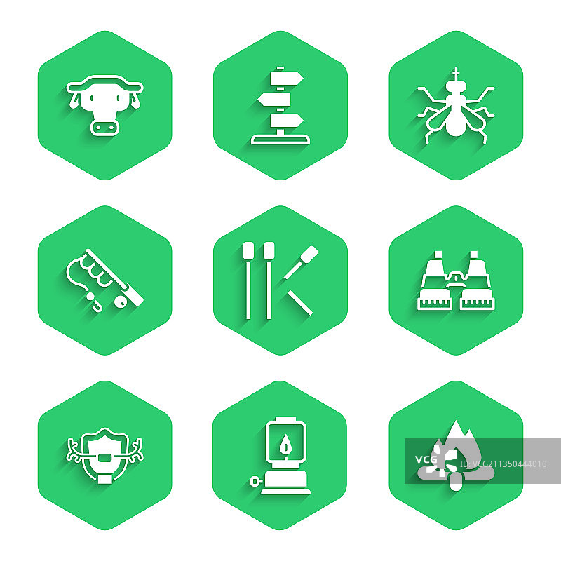 火柴、露营灯笼、篝火和双筒望远镜图片素材