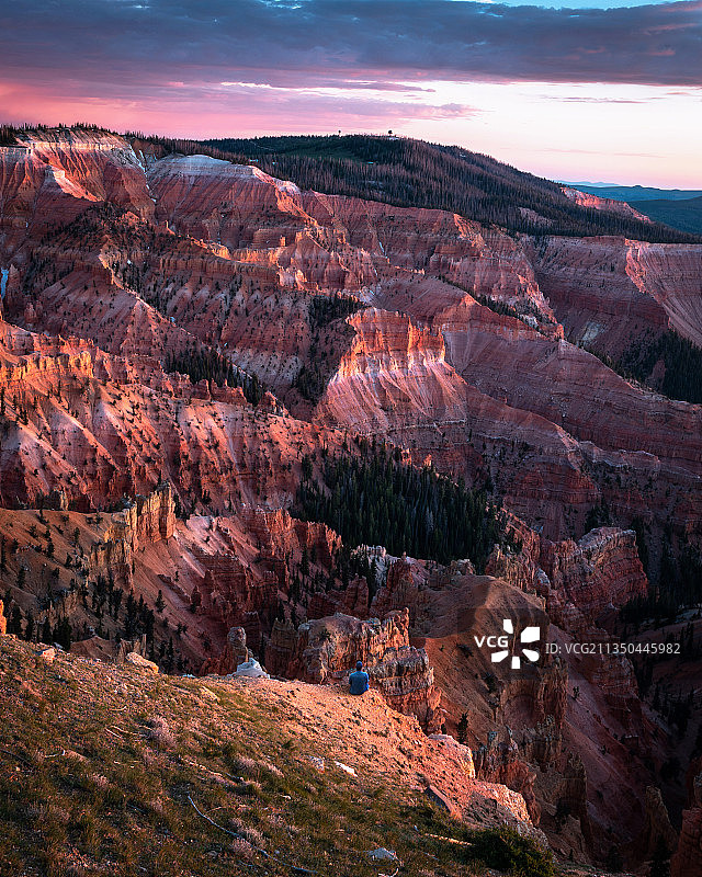 犹他州艾恩县多云天空下的景观鸟瞰图图片素材