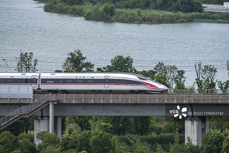 京沪高铁上行驶的复兴号列车图片素材