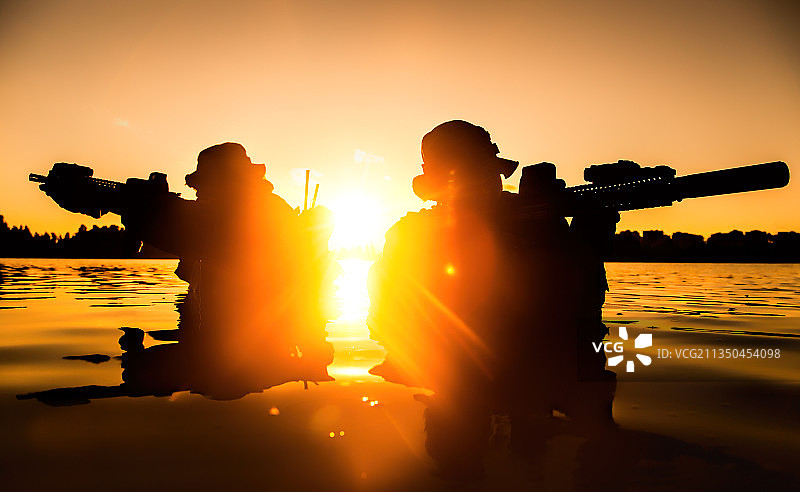 日落时分，湖边人群的剪影图片素材