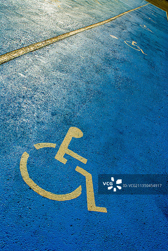 轮椅上的残疾人标志高角度视图图片素材