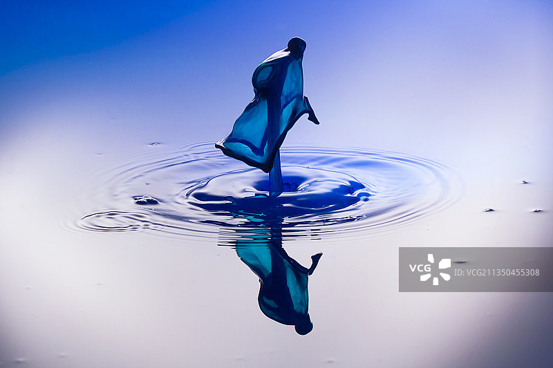 紫色背景上水滴的特写图片素材