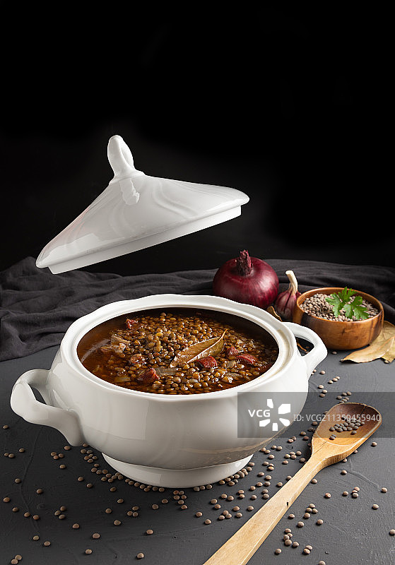 黑色背景下桌子上碗中食物的高角度视图图片素材