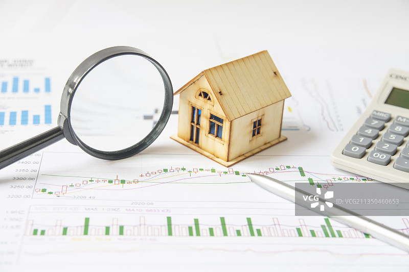 商业图表上放着小房子和文具图片素材