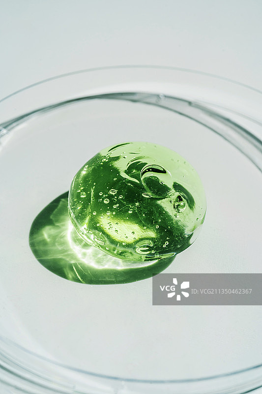 化妆护理品的绿色凝胶质地图片素材