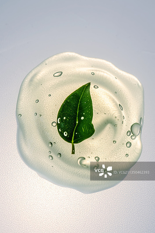 化妆护理品的绿色凝胶质地图片素材