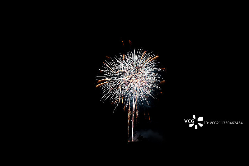 低角度拍摄：瑞士巴登夜空中的烟花表演图片素材