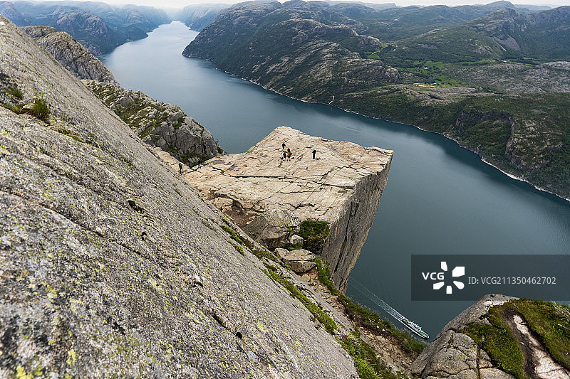 挪威福桑 municipality 山间河流高角度景观图片素材
