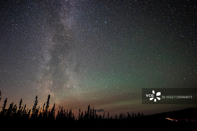 阿拉斯加的北极光爆发与银河图片素材