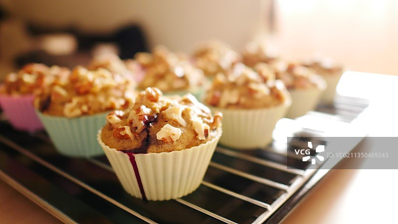 冷却架上纸杯蛋糕的特写图片素材