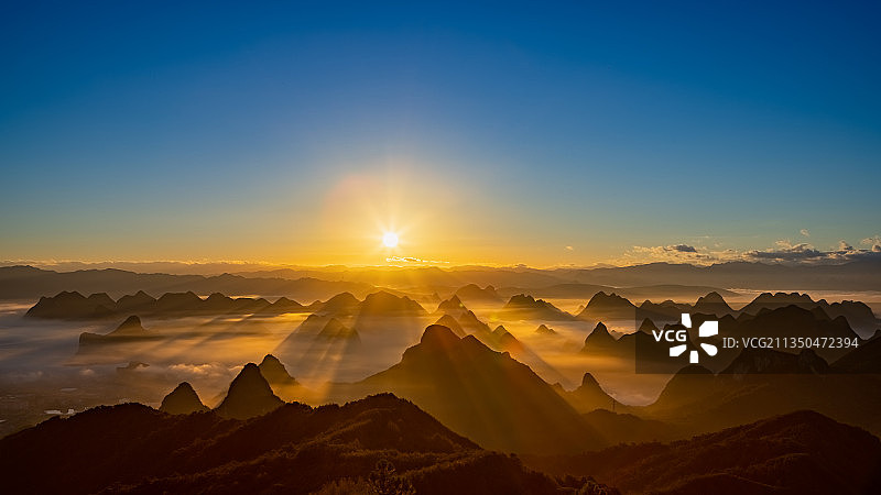 2021广西桂林市尧山日出云海红霞射光摄影图片图片素材