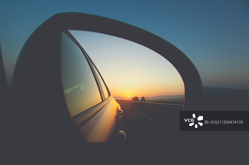 日落时分天空背景下的后视镜特写，西班牙图片素材