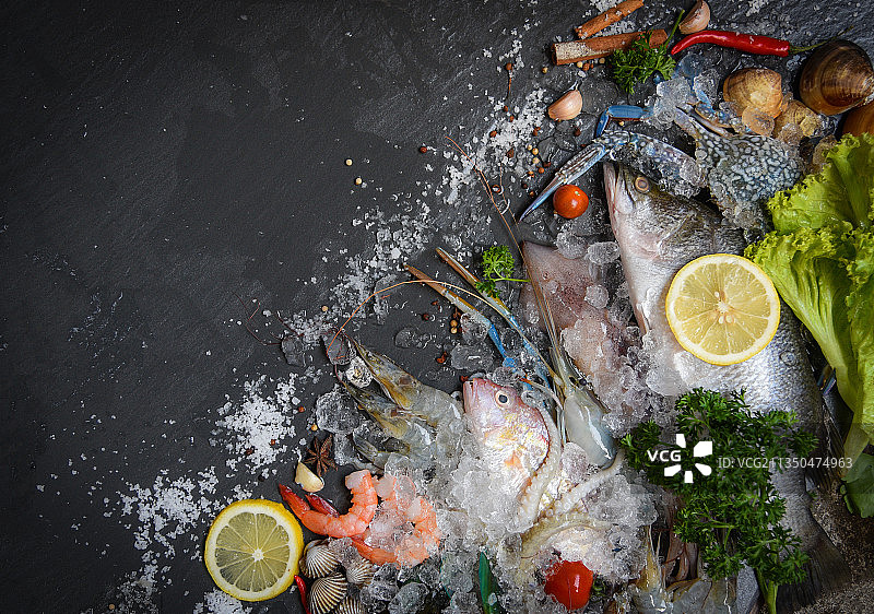 俯视角度拍摄的带食材的鱼图片素材