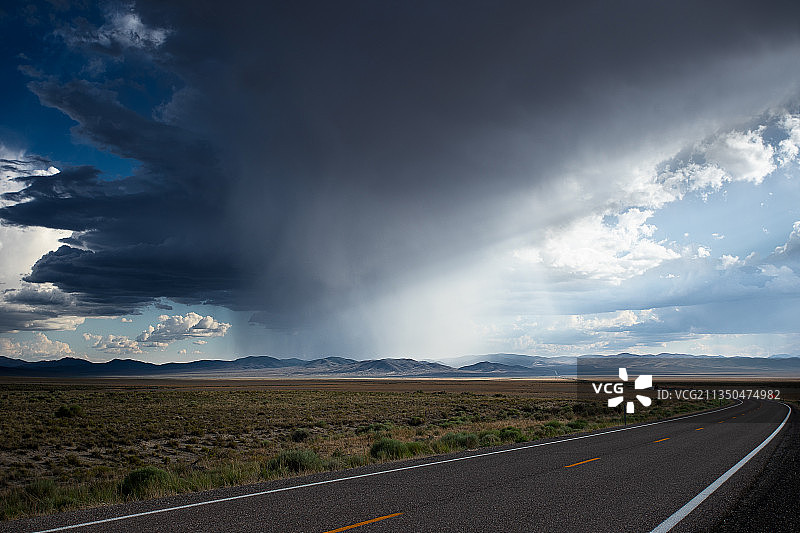 内华达州西温多弗的前进道路图片素材