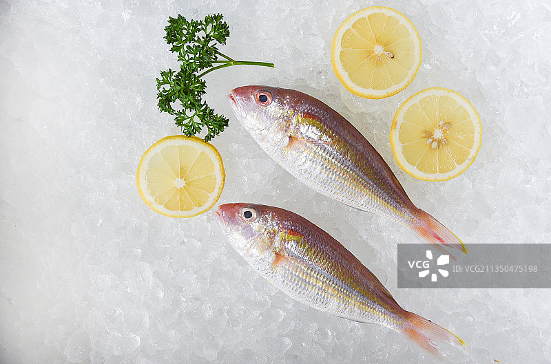 俯视角度拍摄的带食材的鱼图片素材
