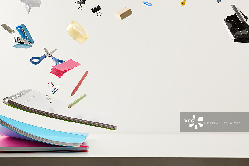 掉落在白色背景桌子上的学习用品图片素材