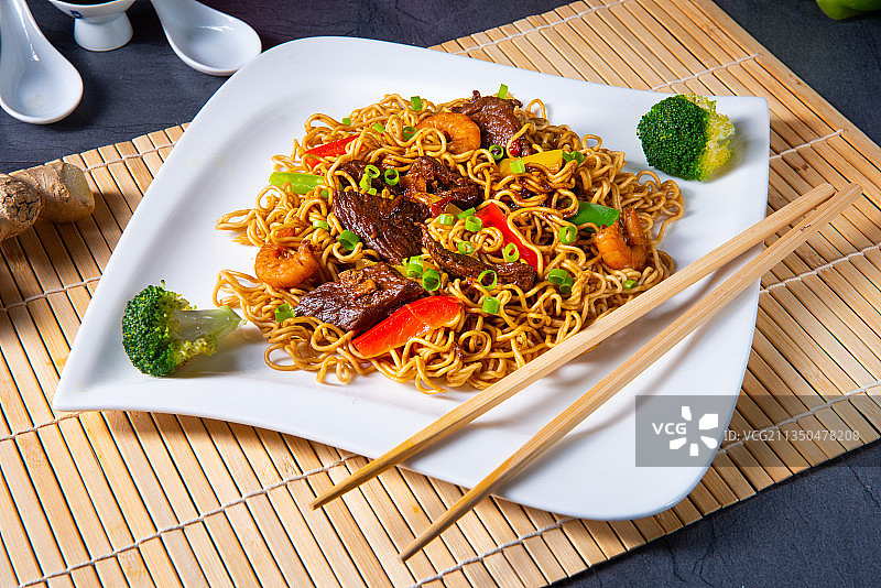 餐桌盘装美食高角度视图图片素材