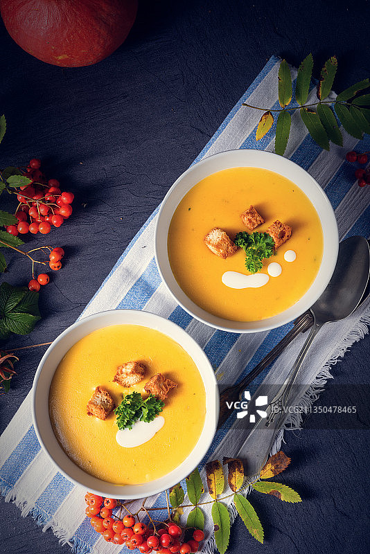 高角度的汤碗在桌上图片素材