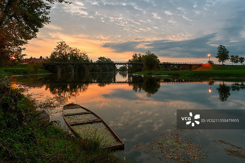 日落时分湖泊的壮丽景色，克罗地亚卡尔洛瓦茨图片素材