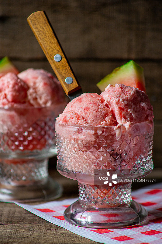 桌子上的冰淇淋特写图片素材