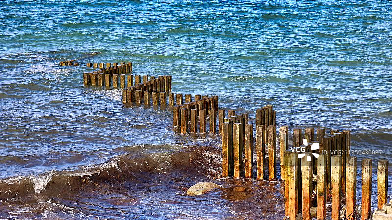 高角度拍摄：马恩岛格伦·威林海中的木桩图片素材