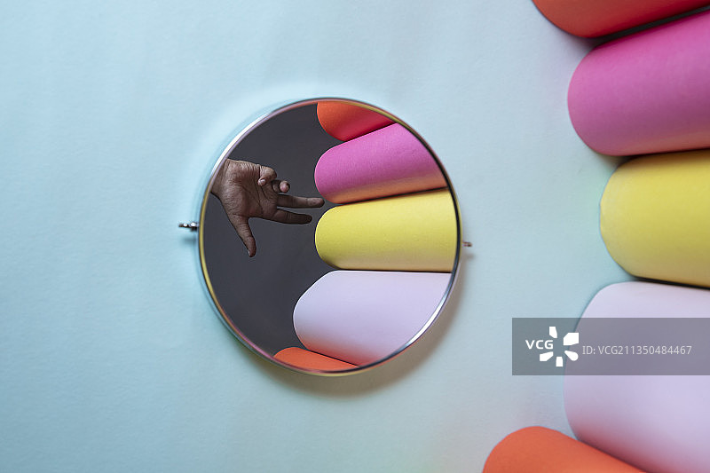 手伸向镜子里的彩色卷，印度北阿坎德邦代赫拉顿图片素材