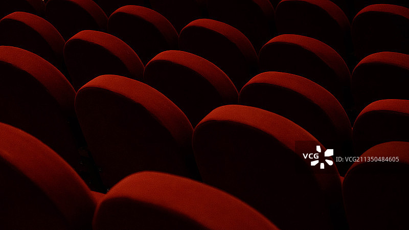 俄罗斯红色剧院座椅的特写镜头图片素材