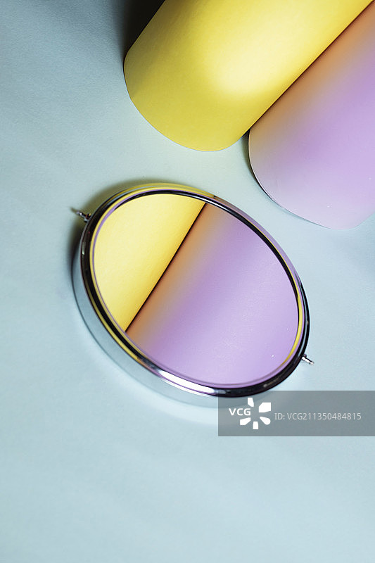 彩色纸卷的镜面反射特写图片素材