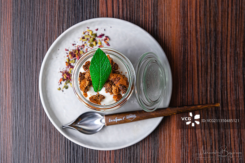 奥地利维也纳餐桌上的甜点，高角度拍摄图片素材