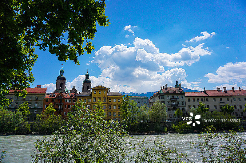 树木与建筑，背景是天空，奥地利因斯布鲁克图片素材