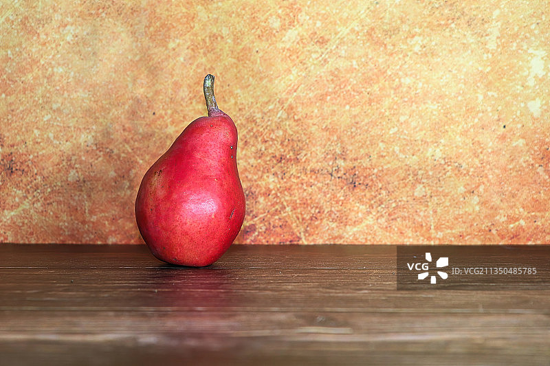 桌子上梨的特写图片素材