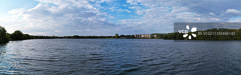 英国米尔顿凯恩斯卡尔德科特湖湖光景色图片素材