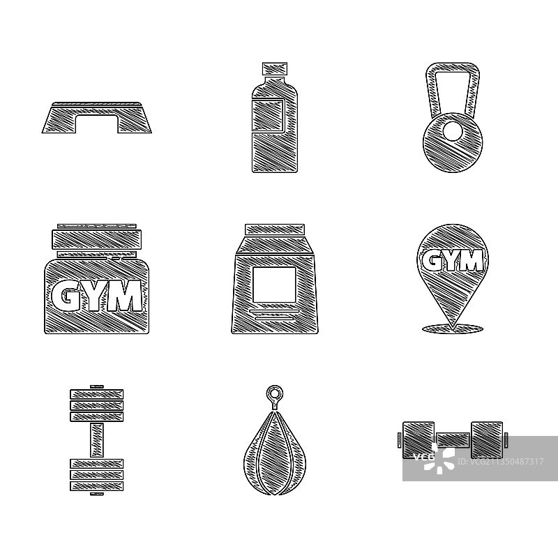 运动营养品：拳击沙袋和哑铃图片素材