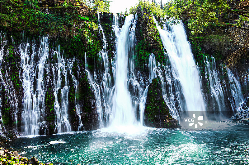 美国加利福尼亚州伯尼瀑布森林风景图片素材