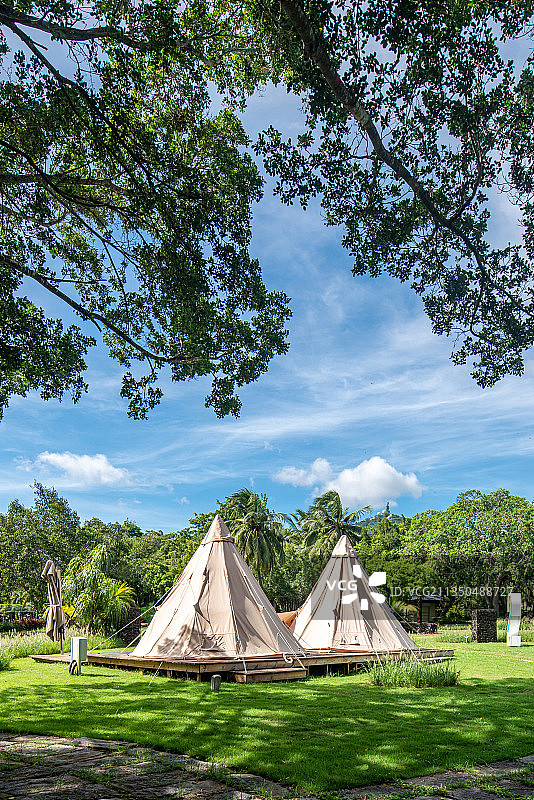 丛林露营地、金字塔、印第安帐篷、露营文化、glamping图片素材