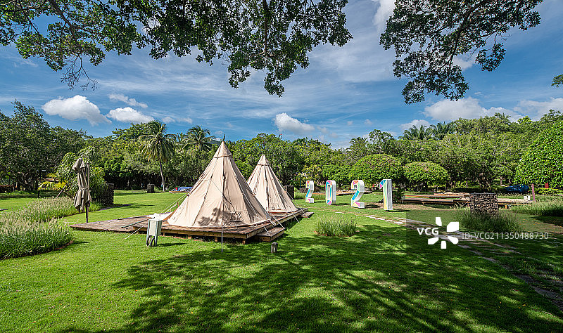 丛林露营地、金字塔、印第安帐篷、露营文化、glamping图片素材