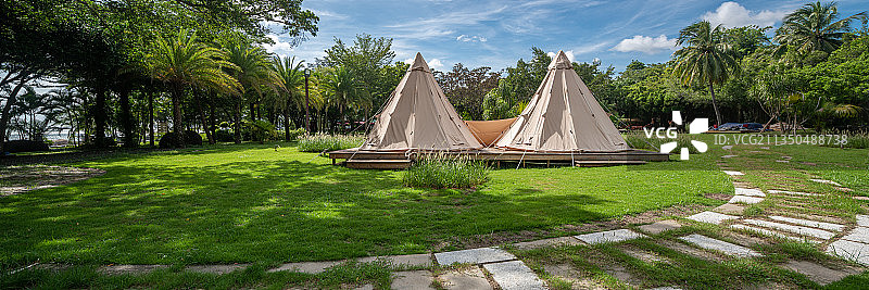 丛林露营地、金字塔、印第安帐篷、露营文化、glamping图片素材