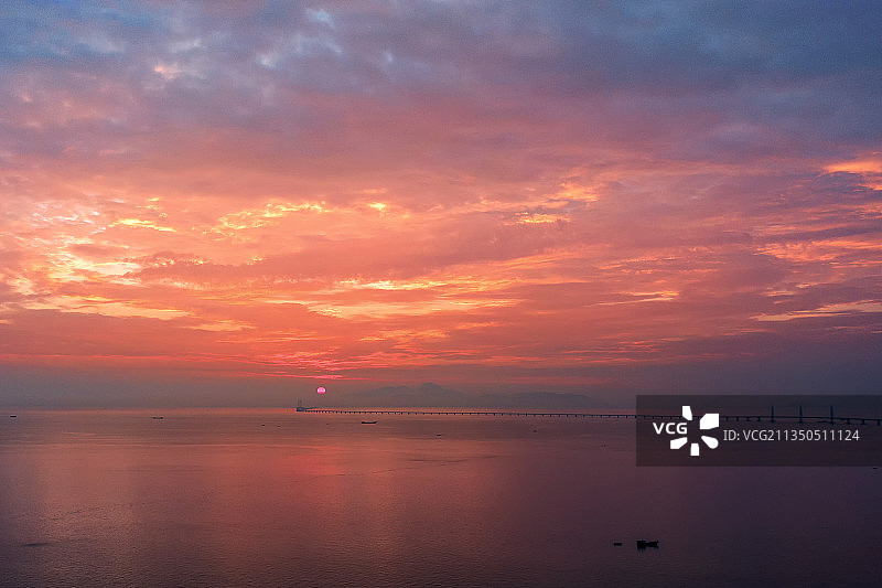 红霞中的港珠澳大桥图片素材