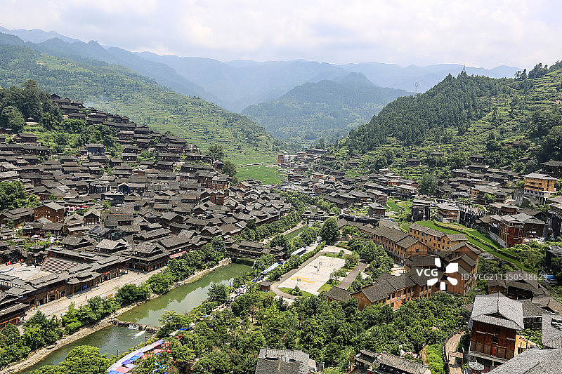 贵州省黔东南苗族侗族自治州雷山县：西江千户苗寨俯瞰图片素材